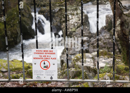 Wales UK Nr. Alkoholkonsum in öffentlichen Bestimmungsort des Rates Zeichen Afon Conwy River Wasserfall Stockfoto