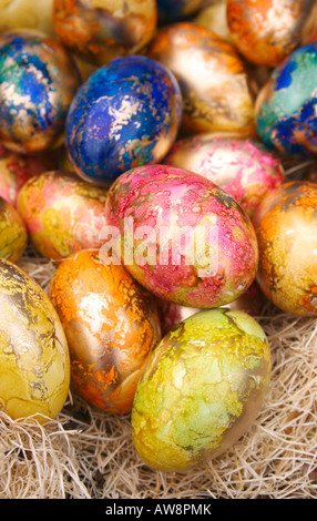 Vergoldete Ostereier hand bemalte Gänseeier Stockfoto