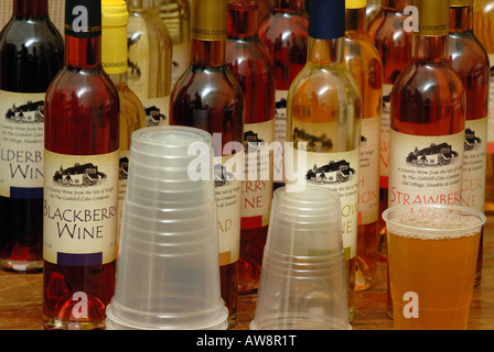 Biere-Weine und Spirituosen für den Verkauf auf einen Stand auf der Isle Of Wight-Knoblauch-Festival nach Hause lokalen produzieren Hersteller Stockfoto