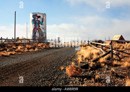 BEMALTE SILOS UND VERLASSENE GEBÄUDE AUF DER ROUTE 66 IN DER GEISTERSTADT VON ZWEI GESCHÜTZE ARIZONA USA Stockfoto