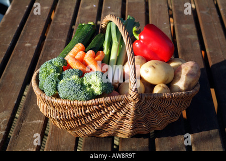 Auswahl an Frischgemüse in einem Weidenkorb Stockfoto