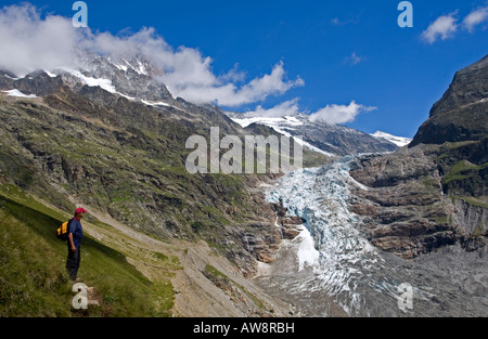Wanderer der touristische Blick auf Gletscher Schweizer Alpen Stockfoto