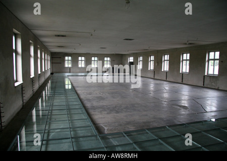 Gefangener Umkleideraum im Saunagebäude in das ehemalige Konzentrationslager in Auschwitz-Birkenau, Polen. Stockfoto