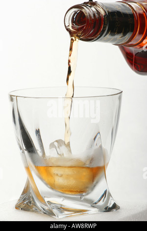 Scotch Whiskey mit Karaffe ein Glas mit Eiswürfeln Display auf weißem Tischhintergrund niemand niemand niemand niemand vertikal Hi-res Stockfoto