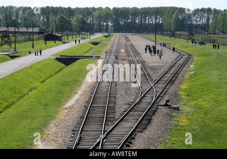 Die Bahngleise in die ehemaligen Konzentrationslager in Auschwitz-Birkenau, Oswiecim, Polen. Stockfoto