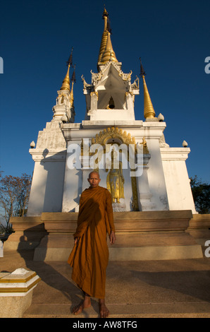 Der Abt von Wat Phratat Phra, die Doi Mae Aep vor seinem Hügel Schrein stand schaut das Heiligtum auf dem Mae Kok Fluss Stockfoto