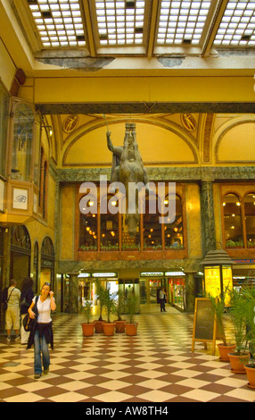 Lucerna Pasaz mit David Cernys Horse-Statue im Zentrum von Prag die Hauptstadt der Tschechischen Republik EU Stockfoto