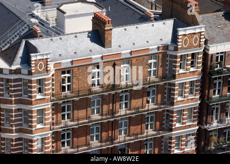 Luftaufnahme des Ziegels viktorianischen Gebäude in Victoria London UK, Fassade, Schornsteine und Balkone zeigen Stockfoto