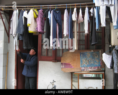 Wäsche zum Trocknen in der Öffentlichkeit in alte Stadt Puxi Bezirk von Shanghai in Völker Republic Of China VR China gehängt Stockfoto