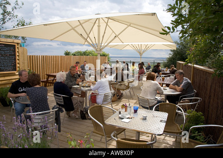 Der Grove-Café-Bistro-Restaurant-Terrasse mit Blick auf Meer von der Themsemündung Lee Leigh auf Meer Essex England Juli 2007 Stockfoto