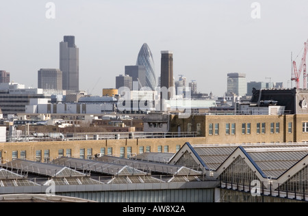 Blick über London Dächer in Waterloo Station, neue Tate und The City of London Gebäude unter Stockfoto