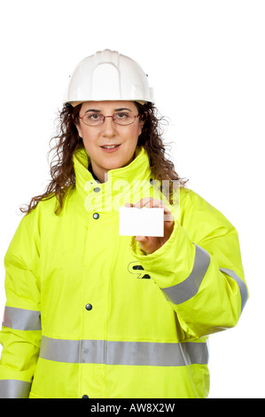 Weibliche Bauarbeiter hält eine leere Karte über einen weißen Hintergrund Stockfoto