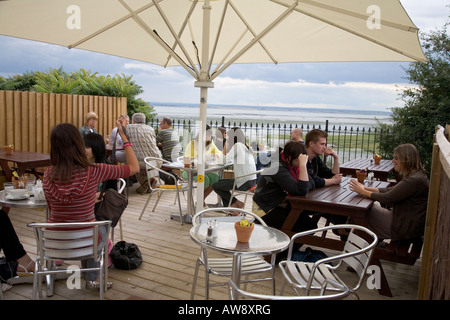 Der Grove-Café-Bistro-Restaurant-Terrasse mit Blick auf Meer von der Themsemündung Lee Leigh auf Meer Essex England Juli 2007 Stockfoto