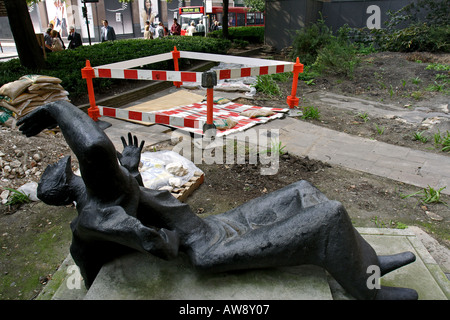 Eine Statue in St. Pauls Kathedrale Kirchhof, London, neben einigen Bauarbeiten Stockfoto