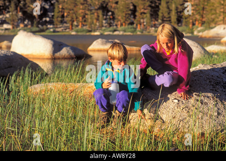 Kinder (im Alter von 5 und 9) Erkundung der Ufer von Muir See John Muir Wildnis Sierra Nevada in Kalifornien Stockfoto