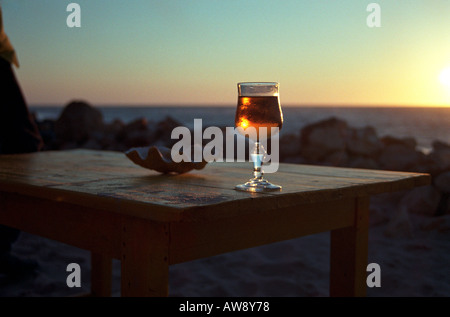 Glas Weißwein auf einem Strand Tisch, Morondavo, Madagaskar Stockfoto