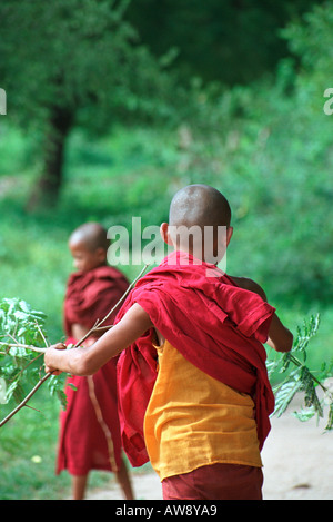 Junge Mönche spielen in das Dorf von Shwe Kyet noch, in der Nähe von Mandalay, Myanmar (Burma) Stockfoto