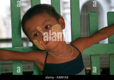 Mädchen mit "Thanakha" auf ihrem Gesicht, Mandalay, Myanmar (Burma) Stockfoto