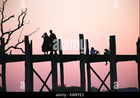 Mönche und Kinder bei Sonnenuntergang am U Bein Brücke, Amarapura, Myanmar (Burma) Stockfoto