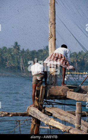 Net-Fischern eine chinesische Angeln, Fort Cochin, Kerala, Südindien Stockfoto