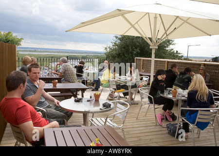 Der Grove-Café-Bistro-Restaurant-Terrasse mit Blick auf Meer von der Themsemündung Lee Leigh auf Meer Essex England Juli 2007 Stockfoto