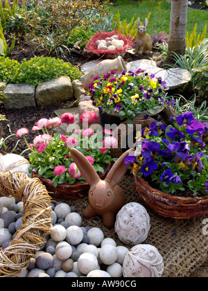 Stiefmütterchen gehörnten (Viola cornuta) und gemeinsame Gänseblümchen (Bellis perennis) mit Osterhase Stockfoto