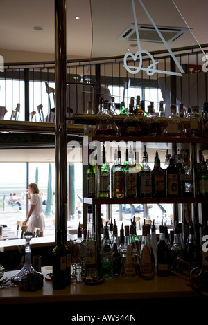 Die "Werft" gehobenes Restaurant mit Blick auf das Meer von der Themse-Mündung, Lee Leigh on Sea, Essex, England, Juli 2007 Stockfoto