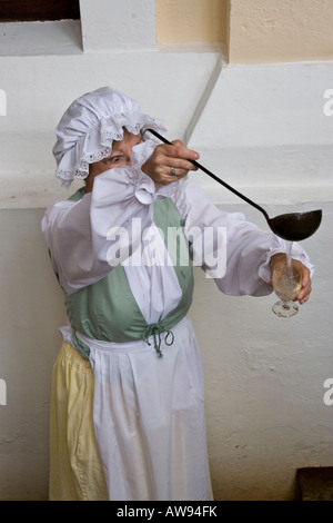 Dipper an der Schwefelquelle-Quelle auf den Pantiles, Royal Tunbridge Wells Stockfoto