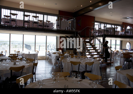 Die "Werft" gehobenes Restaurant mit Blick auf das Meer von der Themse-Mündung, Lee Leigh on Sea, Essex, England, Juli 2007 Stockfoto