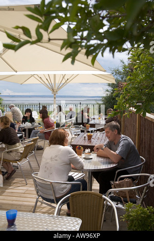 Der Grove-Café-Bistro-Restaurant-Terrasse mit Blick auf Meer von der Themsemündung Lee Leigh auf Meer Essex England Juli 2007 Stockfoto