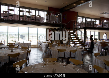 Die "Werft" gehobenes Restaurant mit Blick auf das Meer von der Themse-Mündung, Lee Leigh on Sea, Essex, England, Juli 2007 Stockfoto