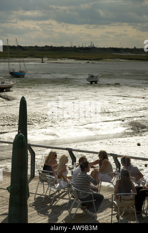 Die "Werft" gehobenes Restaurant mit Blick auf das Meer von der Themse-Mündung, Lee Leigh on Sea, Essex, England, Juli 2007 Stockfoto