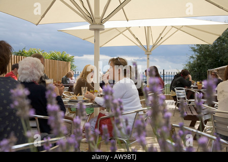 Der Grove-Café-Bistro-Restaurant-Terrasse mit Blick auf Meer von der Themsemündung Lee Leigh auf Meer Essex England Juli 2007 Stockfoto