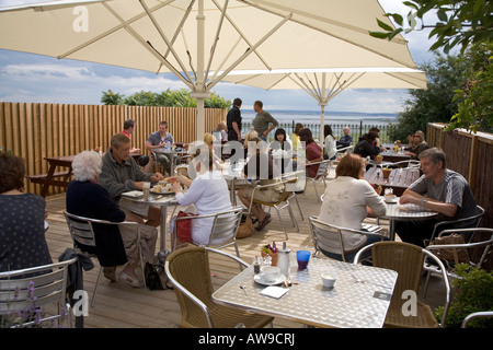 Der Grove-Café-Bistro-Restaurant-Terrasse mit Blick auf Meer von der Themsemündung Lee Leigh auf Meer Essex England Juli 2007 Stockfoto