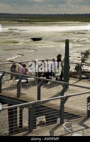 Die "Werft" gehobenes Restaurant mit Blick auf das Meer von der Themse-Mündung, Lee Leigh on Sea, Essex, England, Juli 2007 Stockfoto