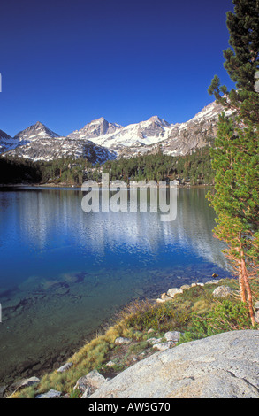 Morgenlicht auf Bear Creek Turmspitze aus dem Ufer des langen Sees John Muir Wildnis Bergen der Sierra Nevada-Kalifornien Stockfoto