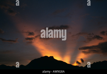 Abendhimmel über einen Berg in der Nähe von Bac Ha, Vietnam Stockfoto