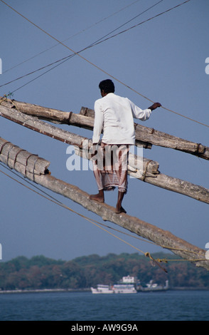 Fischer auf einem chinesischen Fischernetz ("Cheena Vala'), Fort Cochin, Kerala, Südindien Stockfoto