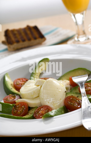 Eine Trikolore Salat Avocado Mozarella und Tomate Stockfoto