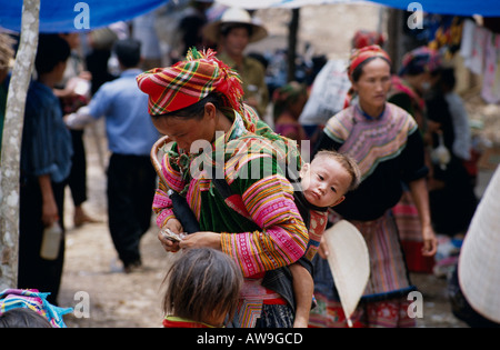 Mutter & Baby bei Coc Ly Markt, Nord-Vietnam Stockfoto