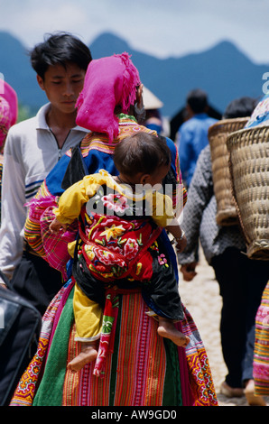 Hmong-Frau und Kind am Coc Ly Markt in Nord-Vietnam Stockfoto