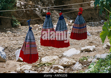Röcke, die Trocknung bei Coc Ly Markt, Nord-Vietnam Stockfoto