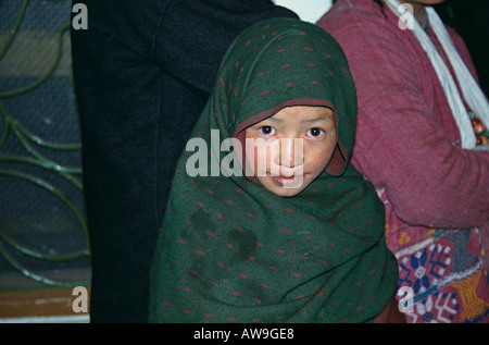 Young Monpa Mädchen besuchen Tawang Kloster während des Torgya Festivals, Arunachal Pradesh, North East India Stockfoto