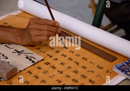 Demonstration der Kalligraphie in einem lokalen Markt, Xian, China Stockfoto