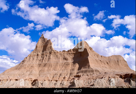 Blauer Himmel und Wolken über erodierten Türme in den Badlands in der Nähe von Cedar Pass Badlands Nationalpark South Dakota Stockfoto