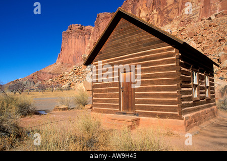 Roten Sandsteinfelsen oberhalb der alten Schule Haus in der Pionier Stadt von Fruita Capitol Reef National Park, Utah Stockfoto