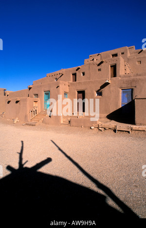 Morgenlicht auf 3 Geschichte Adobe North House World Heritage Site Taos Pueblo New Mexico Stockfoto