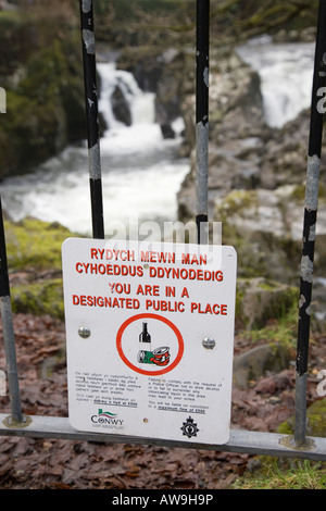 Wales UK Nr. Alkoholkonsum in öffentlichen Bestimmungsort des Rates Zeichen Afon Conwy River Wasserfall Stockfoto