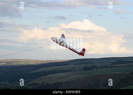 Ein Oldtimer Segelflugzeug ins Leben gerufen durch eine Winde, von der Seite gesehen Stockfoto