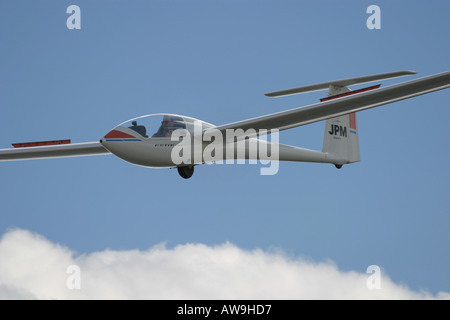 Öffnen Sie ein moderne einsitzige Segelflugzeug an land mit Bremsklappen Stockfoto